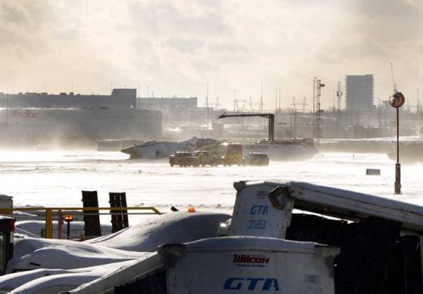 News Bilder des Tages Kanada, Flugzeugunglück auf dem Toronto Pearson International Airport February 17, 2025, Toronto, On, CANADA: Emergency response vehicles are seen nearby an upside down Delta Air Lines plane, which was heading from Minneapolis to Toronto when it crashed on the runway at Pearson International Airport, in Toronto, Monday, Feb. 17, 2025. Toronto CANADA - ZUMAc35_ 20250217_zaf_c35_111 Copyright: xTeresaxBarbierix