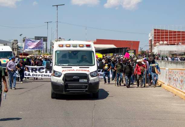 March 4, 2025, Chilpancingo, Guerrero, Mexico: Mayors, commissioners and thousands of residents of the central and mountainous regions of the state of Guerrero, demanding various works for the improvement of their communities, upon arriving at the government palace asked to speak with the state governor, teacher Evelyn Salgado, when she refused they detained the commission of officials, later they broke into the government palace. Chilpancingo Mexico - ZUMAj170 20250304_zip_j170_005 Copyright: xDavidxJuarezx