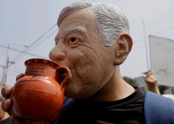 Pulquerias Protest Closure Of Pulquerias In Mexico City A person wearing a mask of Andres Manuel Lopez Obrador, former president of Mexico, drinks pulque in protest outside the La Paloma Azul pulqueria in Mexico City, Mexico, after authorities order the suspension of operations at the establishment, in addition to the closure of other pulquerias in the capital. Those affected claim that the measure applies indiscriminately, affecting businesses that, in many cases, operate legally and have years of tradition in the city. Pulque is an alcoholic beverage of pre-Hispanic origin obtained from the leaves of the maguey plant and made from the fermentation of mucilage, popularly known as aguamiel. On March 25, 2025. Mexico City Mexico City Mexico Copyright: xGerardoxVieyrax originalFilename: vieyra-notitle250325_np5Qg.jpg