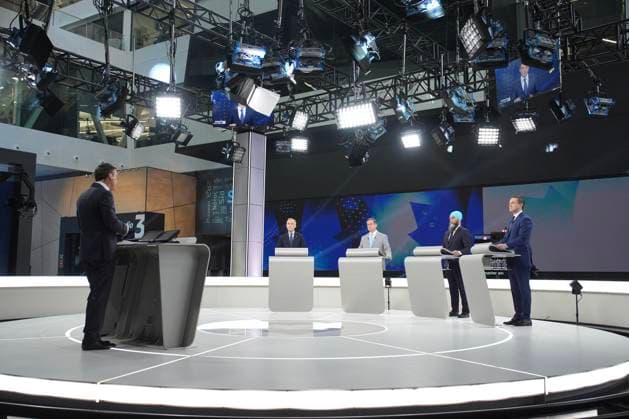 April 16, 2025, Montreal, Pq, Canada: Moderator, Radio-CanadaöÄÃ s Patrice Roy speaks with Liberal leader Mark Carney, Bloc Quebecois Leader Yves-Francois Blanchet, New Democratic Party Leader Jagmeet Singh and Conservative Leader Pierre Poilievre at the French-language federal leaders debate, in Montreal, Wednesday, April 16, 2025. Montreal Canada - ZUMAc35_ 20250416_zaf_c35_121 Copyright: xThexCanadianxPressx