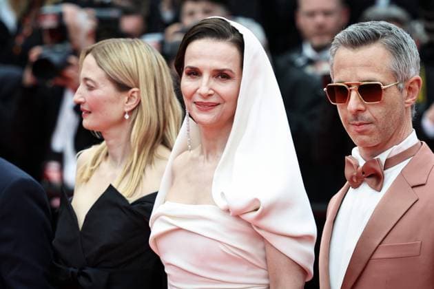 FESTIVAL DE CANNES 2025 PHOTOPQR LE PARISIEN Fred Dugit Cannes 13 05 2025 Culture Cinéma Cannes 06 , le 13 05 2025 78e festival internationale du film de Cannes Montée des marches du film PARTIR UN JOUR Hors Compétition de Amélie Bonnin pour louverture du festival Jury du 78e Festival de Cannes, presided by French actress Juliette Binoche She is surrounded by American actress and filmmaker Halle Berry, Indian director and screenwriter Payal Kapadia, Italian actress Alba Rohrwacher, Franco-Moroccan writer Leïla Slimani, Congolese director, documentary filmmaker and producer Dieudo Hamadi, Korean director and screenwriter Hong Sangsoo, Mexican director, screenwriter and producer Carlos Reygadas and American actor Jeremy Strong Photo LP Fred Copyright: xPHOTOPQR LExPARISIEN MAXPPPxFredxDugitx 20250513LPA3896 20250513LPA3896