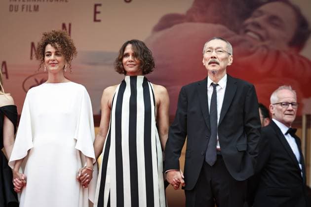 FESTIVAL DE CANNES 2025 PHOTOPQR LE PARISIEN Fred Dugit Cannes 13 05 2025 Culture Cinéma Cannes 06 , le 13 05 2025 78e festival internationale du film de Cannes Montée des marches du film PARTIR UN JOUR Hors Compétition de Amélie Bonnin pour louverture du festival Jury du 78e Festival de Cannes, presided by French actress Juliette Binoche She is surrounded by American actress and filmmaker Halle Berry, Indian director and screenwriter Payal Kapadia, Italian actress Alba Rohrwacher, Franco-Moroccan writer Leïla Slimani, Congolese director, documentary filmmaker and producer Dieudo Hamadi, Korean director and screenwriter Hong Sangsoo, Mexican director, screenwriter and producer Carlos Reygadas and American actor Jeremy Strong Photo LP Fred Copyright: xPHOTOPQR LExPARISIEN MAXPPPxFredxDugitx 20250513LPA3948 20250513LPA3948