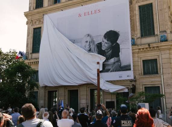 David Lisnard, Anouchka Delon and Thierry Frémaux at the inauguration of the 21st edition of the exhibition Cannes fait le mur Theme 2025 DELON ELLES at the 78th Cannes International Film Festival David Lisnard, Mayor of Cannes, Anouchka Delon, daughter of Alain Delon, Thierry Frémaux, General Delegate of the Cannes Film Festival and Rosalie Mann, founding president of The Human Prize, at the inauguration of the 21st edition of the exhibition Cannes fait le mur Theme 2025 DELON ELLES during the 78th Cannes International Film Festival, at Hôtel de Ville, 1 place Bernard Cornut Gentille, Cannes, France, May 14, 2025 From May 13 to June 13, 2025, as part of the 21st edition of Cannes fait le Mur , Cannes Town Hall, in partnership with th Copyright: xSamxDelpechx xBestimagexSamxDelpechx xBestimagex