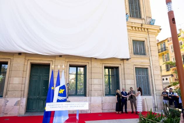 David Lisnard, Anouchka Delon and Thierry Frémaux at the inauguration of the 21st edition of the exhibition Cannes fait le mur Theme 2025 DELON ELLES at the 78th Cannes International Film Festival David Lisnard, Mayor of Cannes, Anouchka Delon, daughter of Alain Delon, Thierry Frémaux, General Delegate of the Cannes Film Festival and Rosalie Mann, founding president of The Human Prize, at the inauguration of the 21st edition of the exhibition Cannes fait le mur Theme 2025 DELON ELLES during the 78th Cannes International Film Festival, at Hôtel de Ville, 1 place Bernard Cornut Gentille, Cannes, France, May 14, 2025 From May 13 to June 13, 2025, as part of the 21st edition of Cannes fait le Mur , Cannes Town Hall, in partnership with th Copyright: xJACOVIDES-MOREAUx xBESTIMAGExJACOVIDES-MOREAUx xBESTIMAGEx