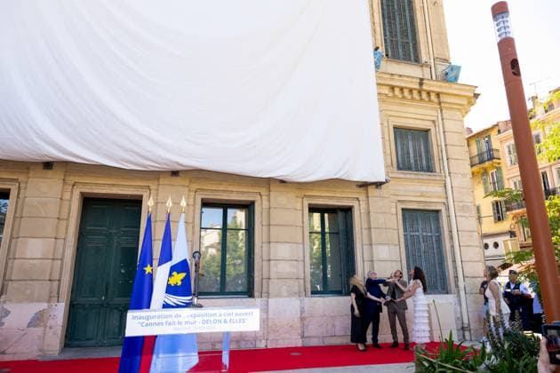 David Lisnard, Anouchka Delon and Thierry Frémaux at the inauguration of the 21st edition of the exhibition Cannes fait le mur Theme 2025 DELON ELLES at the 78th Cannes International Film Festival David Lisnard, Mayor of Cannes, Anouchka Delon, daughter of Alain Delon, Thierry Frémaux, General Delegate of the Cannes Film Festival and Rosalie Mann, founding president of The Human Prize, at the inauguration of the 21st edition of the exhibition Cannes fait le mur Theme 2025 DELON ELLES during the 78th Cannes International Film Festival, at Hôtel de Ville, 1 place Bernard Cornut Gentille, Cannes, France, May 14, 2025 From May 13 to June 13, 2025, as part of the 21st edition of Cannes fait le Mur , Cannes Town Hall, in partnership with th Copyright: xJACOVIDES-MOREAUx xBESTIMAGExJACOVIDES-MOREAUx xBESTIMAGEx