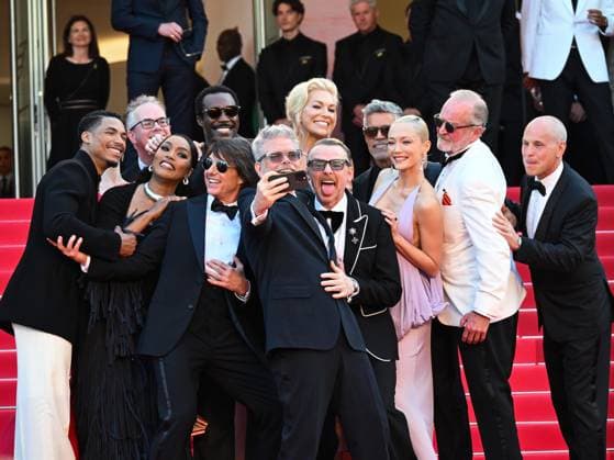 Internationale Filmfestspiele von Cannes, Mission Impossible - The Final Reckoning Premiere Cannes, France: Cannes, 78th Cannes Film Festival 2025 - evening 2 - Red Carpet of the film Mission Impossible - The Final Reckoning . In the photo: Greg Tarzan Davis, Hayley Atwell, Angela Bassett, Eddie Hamilton, Tom Cruise, Tramell Tillman, Christopher McQuarrie, Simon Pegg, Hannah Waddingham, Pom Klementieff, Esai Morales, Erik Jendresen and Brian Robbins take a selfie Cannes France - ZUMAp169 20250514_zea_p169_1804 Copyright: xManuelexMangiarottix