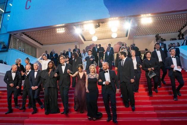 78eme Festival International du Film de Cannes Montée des marches du film Sirat Festival de Cannes 2025 Red carpet Sirat 444325 2025 05 15 Cannes France Drucker, Léa Moll, Dominik Marchand, Gilles Campagne, Valentin Costa Marini, Theo Machado Graner, Solan Malanda, Guslagie Merhar, Stanislas Peronnet, Come Riu, Mathilde Roehrich, Mathilde Turnbull, Jonathan Copyright: xEstellexCarlierx xStarfacex STAR_444325_015