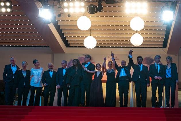 78eme Festival International du Film de Cannes Montée des marches du film Sirat Festival de Cannes 2025 Red carpet Sirat 444325 2025 05 15 Cannes France Drucker, Léa Moll, Dominik Marchand, Gilles Campagne, Valentin Costa Marini, Theo Machado Graner, Solan Malanda, Guslagie Merhar, Stanislas Peronnet, Come Riu, Mathilde Roehrich, Mathilde Turnbull, Jonathan Copyright: xEstellexCarlierx xStarfacex STAR_444325_019