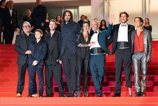 B Montée des marches du film Sirat lors du 78ème Festival International du Film de Cannes Sergi Lopez, Bruno Núnez, Thierry Frémaux, Joshua Liam Henderson, Óliver Laxe, Jade Oukid, Richard Bellamy, Tonin Janvier, Stefania Gadda Montée des marches du film Sirat lors du 78ème Festival International du Film de Cannes, au Palais des Festivals à Cannes On may 15th 2025 Olivier Borde Bestimage Red carpet for the movie Sirat during the 78th Cannes International Film Festival at the Palais des Festivals in Cannes, France On may 15th 2025 Cannes France Copyright: xOLIVIERxBORDEx xBESTIMAGExOLIVIERxBORDEx xBESTIMAGEx