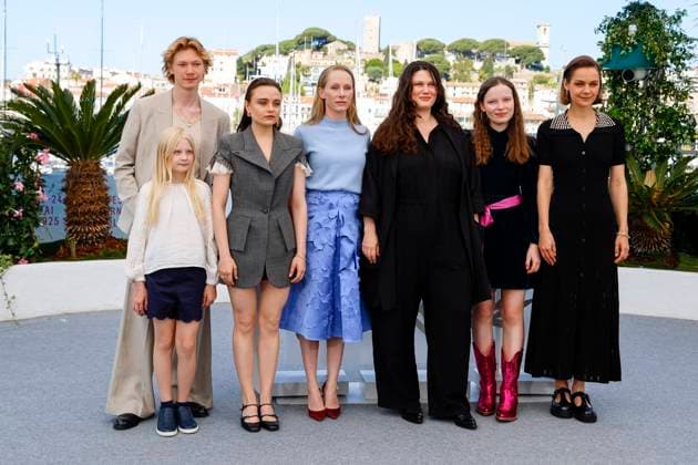 Entertainment Bilder des Tages May 15, 2025, Cannes, France: Hanna Heckt, Filip Schnack, Lena Urzendowsky, Susanne Wuest, Mascha Schilinski, Laeni Geiseler and Luise Heyer pose at the photocall of Sound of Falling during the 78th Cannes Film Festival at Palais des Festivals in Cannes, France, on 15 May 2025. Photo: Cannes France - ZUMAm179 20250515_zep_m179_073 Copyright: xAlecxMichaelx