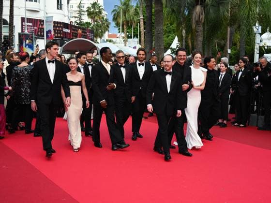 Cannes, 78th Cannes Film Festival 2025 - Evening 4 - Red Carpet of the Film Eddington Cannes, 78th Cannes Film Festival 2025 - Evening 4 - Red Carpet of the Film Eddington . In the photo ) Cameron Mann, Matt Gomez Hidaka, Amelie Hoeferle, Micheal Ward, Emma Stone, Luke Grimes, the mayor of Cannes David Lisnard, Austin Butler, Ari Aster, Joaquin Phoenix, Lars Knudsen, Pedro Pascal and Clifton Collins Cannes France Copyright: xIPA ABACAx