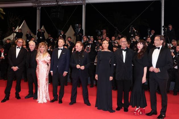 J Montée des marches du film Bono Stories of Surrender lors du 78ème Festival International du Film de Cannes Guest, Erik Messerschmidt, Jacknife Lee, Dede Gardner, Bono, Kelly McNamara, Jon Kamen, Jennifer Picht, Dave Sirulnick Montée des marches du film Bono Stories of Surrender lors du 78ème Festival International du Film de Cannes, au Palais des Festivals à Cannes Le 16 mai 2025 Jacovides Moreau Bestimage Red carpet for the movie Bono Stories of Surrender during the 78th Cannes International Film Festival at the Palais des Festivals in Cannes, France On may 16th 2025 Cannes France Copyright: xJACOVIDES-MOREAUx xBESTIMAGExJACOVIDES-MOREAUx xBESTIMAGEx