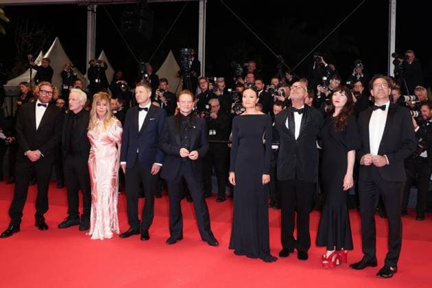 J Montée des marches du film Bono Stories of Surrender lors du 78ème Festival International du Film de Cannes Guest, Erik Messerschmidt, Jacknife Lee, Dede Gardner, Bono, Kelly McNamara, Jon Kamen, Jennifer Picht, Dave Sirulnick Montée des marches du film Bono Stories of Surrender lors du 78ème Festival International du Film de Cannes, au Palais des Festivals à Cannes Le 16 mai 2025 Jacovides Moreau Bestimage Red carpet for the movie Bono Stories of Surrender during the 78th Cannes International Film Festival at the Palais des Festivals in Cannes, France On may 16th 2025 Cannes France Copyright: xJACOVIDES-MOREAUx xBESTIMAGExJACOVIDES-MOREAUx xBESTIMAGEx