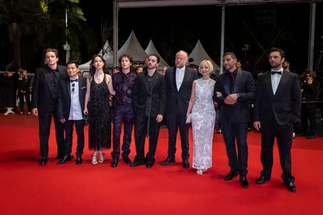Montée des marches du film Le roi soleil lors du 78ème Festival International du Film de Cannes Xianzeng Pan, Joseph Olivennes, Lucie Zhang, Nemo Schiffman, Panayotis Pascot, Vincent Maël Cardona, Maria de Medeiros, Christophe Barral, Sofiane Zermani et Pio Marmaï, guest Montée des marches du film Le roi soleil lors du 78ème Festival International du Film de Cannes, au Palais des Festivals à Cannes Le 17 mai 2025 Olivier Borde Bestimage Red carpet for the movie Le roi soleil during the 78th Cannes International Film Festival at the Palais des Festivals in Cannes, France On may 17th 2025 Cannes France Copyright: xOLIVIERxBORDEx xBESTIMAGExOLIVIERxBORDEx xBESTIMAGEx