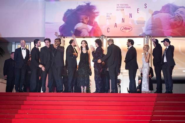 Montée des marches du film Le roi soleil lors du 78ème Festival International du Film de Cannes Marc Benoît Créancier, Joseph Olivennes, Sofiane Zermani, Vincent Maël Cardona, Lucie Zhang, Nemo Schiffman, Pio Marmaï, Xianzeng Pan, Toufik Ayadi, Maria de Medeiros, Olivier Demangel et Christophe Barra Montée des marches du film Le roi soleil lors du 78ème Festival International du Film de Cannes, au Palais des Festivals à Cannes Le 17 mai 2025 Olivier Borde Bestimage Red carpet for the movie Le roi soleil during the 78th Cannes International Film Festival at the Palais des Festivals in Cannes, France On may 17th 2025 Cannes France Copyright: xOLIVIERxBORDEx xBESTIMAGExOLIVIERxBORDEx xBESTIMAGEx