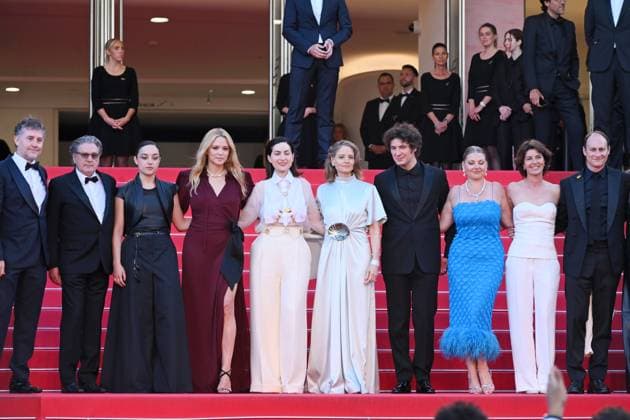 Cannes, France: Cannes, 78th Cannes Film Festival 2025 - Evening 8 - Red Carpet of the film Vie Privee (A Private Life) In the photo: Frederic Jouve, Daniel Auteuil, Luà na Bajrami, Virginie Efira, Rebecca Zlotowski, Jodie Foster, Vincent Lacoste, Sophie Guillemin, Irene Jacob, guest Cannes France - ZUMAp169 20250520_zea_p169_1497 Copyright: xTerenghi Ipax