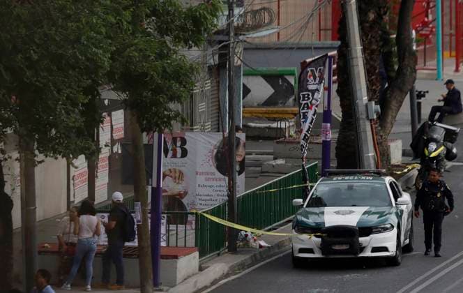 Mexiko, Mitarbeiter des Bürgermeisters von Mexiko-Stadt ermordet Ximena Guzman, Private Secretary, And Jose Munoz, Personal Advisor, High-ranking Members Of Clara Brugada, Head Of Government Of Mexico City, Are Murdered Police secure the area where Ximena Guzman, a private secretary, and Jose Munoz, a private advisor, high-level members of the cabinet of Clara Brugada, Mexico City s mayor, are murdered. They are in a vehicle near the Xola metro station on Calzada de Tlalpan in Mexico City, Mexico, on May 20, 2025. Mexico City Mexico City Mexico Copyright: xGerardoxVieyrax originalFilename: vieyra-notitle250520_npvk6.jpg
