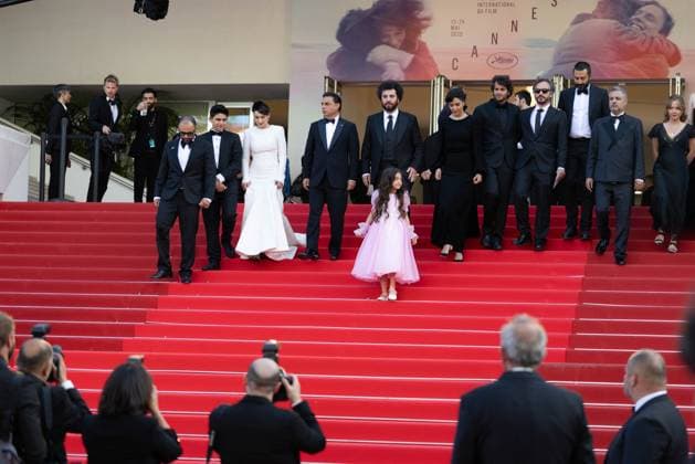 B Descente des marches du film Man O Bachech Woman and child lors du 78ème Festival International du Film de Cannes Guest, Sinan Mohebi, Sahar Goldust, Payman Maadi, Saeed Roustaee, Arshida Dorostkar, Parinaz Izadyar, guest, Eva Dottelonde Descente des marches du film Man O Bachech Woman and child lors du 78ème Festival International du Film de Cannes, au Palais des Festivals in Cannes On may 22nd 2025 Olivier Borde Bestimage People leaving the red carpet for the movie Man O Bachech Woman and child during the 78th Cannes International Film Festival at the Palais des Festivals in Cannes, France On may 22nd 2025 Cannes France Copyright: xOLIVIERxBORDEx xBESTIMAGExOLIVIERxBORDEx xBESTIMAGEx