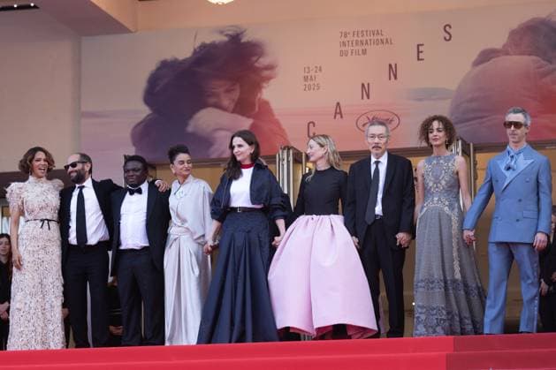 78. Internationalen Filmfestspiele von Cannes 2025 Abschlusszeremonie Cannes, Frankreich - 24.5.2024: Juliette Binoche, Jury Präsidentin des 78sten Cannes Film Festival, und Jury Mitglieder (L-R) Halle Berry, Payal Kapadia, Alba Rohrwacher, Leila Slimani, Dieudo Hamadi, Hong Sang-soo, Carlos Reygadas, Jeremy Strong während der Abschlusszeremonie während der 78. Internationalen Filmfestspiele von Cannes. Die 78. Internationalen Filmfestspiele von Cannes finden vom 13. bis 24. Mai 2025 statt. Provence-Alpes-Cote d Azur
