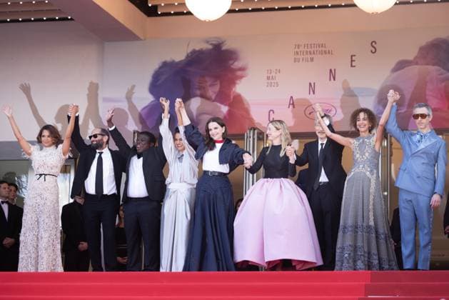 78. Internationalen Filmfestspiele von Cannes 2025 Abschlusszeremonie Cannes, Frankreich - 24.5.2024: Juliette Binoche, Jury Präsidentin des 78sten Cannes Film Festival, und Jury Mitglieder (L-R) Halle Berry, Payal Kapadia, Alba Rohrwacher, Leila Slimani, Dieudo Hamadi, Hong Sang-soo, Carlos Reygadas, Jeremy Strong während der Abschlusszeremonie während der 78. Internationalen Filmfestspiele von Cannes. Die 78. Internationalen Filmfestspiele von Cannes finden vom 13. bis 24. Mai 2025 statt. Provence-Alpes-Cote d Azur