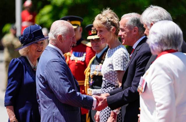 May 27, 2025, Ottawa, On, CAN: King Charles, left, shakes hands with Prime Minister Mark Carney, as Queen Camilla looks on, as they prepare to depart after laying a wreath at the Tomb of the Unknown Soldier at the National War Memorial in Ottawa during a royal visit on Tuesday, May 27, 2025. Ottawa CAN - ZUMAc35_ 20250527_zaf_c35_206 Copyright: xJustinxTangx
