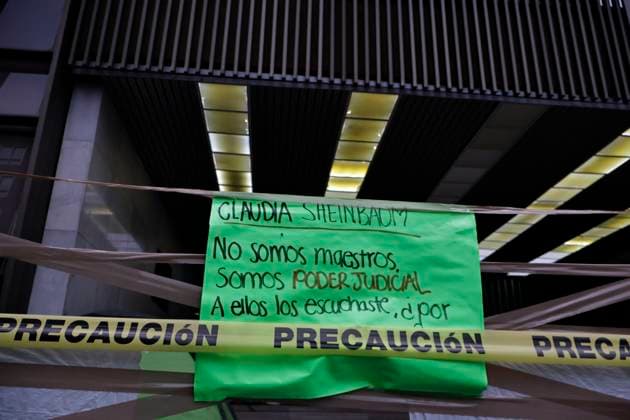 Mexiko, Proteste vor Forensischem Istitut, INCIFO, in Mexiko-Stadt June 26, 2025, Mexico, Cdmx, Mexico: The Mexico City Institute of Forensic Sciences (INCIFO) is the institution responsible for receiving people who die from accidents, murders, or various situations or crimes under investigation. There are currently complaints about the mistreatment of bodies arriving at this facility. In addition, the entire Mexico City judicial system is on strike demanding better working conditions and a pay raise. Mexico Mexico - ZUMAp204 20250626_zip_p204_061 Copyright: xJosuexPerezx