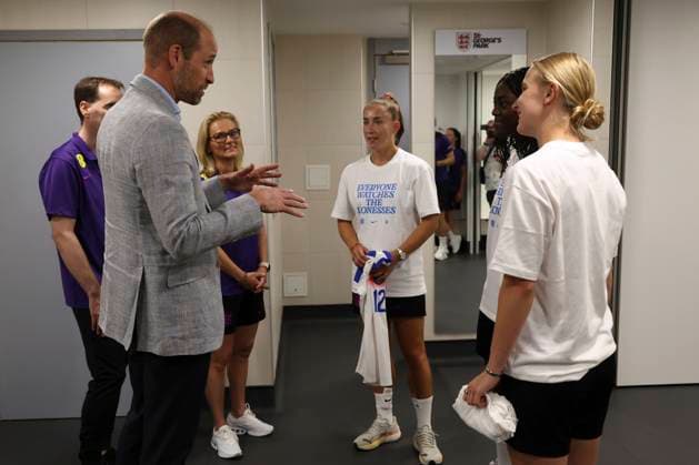 Britain Royals Britain s Prince William, the Prince of Wales, Patron of The Football Association, speaks to players as he visits St. George s Park, England s national football centre, to meet with the England Women s team and wish them luck ahead of the 2025 UEFA Women s Euros competition in Burton on Trent, Monday, June 30, 2025.(AP Photo Darren Staples, Pool), Credit:Darren Staples Avalon GBR, Burton on Trent Copyright: xDarrenxStaplesx xAvalonx 1016476675