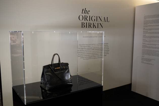The very first Hermès Birkin bag, designed for Jane Birkin in 1985, currently on display at Sothebys Paris, ahead of the Fashion Icons auction scheduled for July 10, 2025 at 4pm, Paris July 7, 2025 Hermès very first Birkin bag to be auctioned The first Hermès Birkin bag, once owned by the late actress Jane Birkin, is set to be auctioned for a price that could reach millions of dollars, according to international media reports The bags starting price is estimated at $500,000 Jonathan Jacob Bestimage The very first Hermès Birkin bag, designed for Jane Birkin in 1985, is currently on display at Sothebys Paris, ahead of the Fashion Icons auction scheduled for July 10, 2025, at 4 p m , Paris, July 7, 2025 The very first Hermès Birkin bag will b Copyright: xJonathanxJacobx xBestimagexJonathanxJacobx xBestimagex
