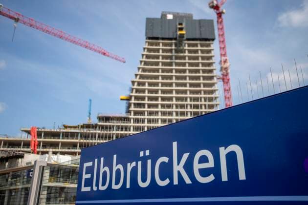 Bauarbeiten in der HafenCity. Der Bau des Elbtower und die Auswirkungen. 11.06.2025, EU, DEU, Deutschland, Hamburg, Hamburg: die HafenCity, eines der größten innerstädtischen Bauprojekte Europas. Der Signa Elbtower soll das dritthöchste Hochhaus Deutschlands werden. Der Ausführende Baukonzern Lupp hat seine Bautätigkeit eingestellt nach dem der Bauherr SIGNA (Rene Benko) Zahlungen nicht geleistet hat und die Insolvenz angemeldet hat. Der seit Oktober 2023 eingefrorene Rohbau des Elbtowers soll Senkungsschäden an der anliegenden S-Bahn-Station Elbbrücken und Bahntrassen verursacht haben. Die Bauaufsicht habe sogenannte »Mitnahmesetzungen« festgestellt und es werden präventiv Brückenlager ausgetauscht. EU, DEU, Germany, Hamburg,
