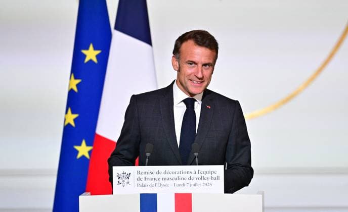 Le président français Emmanuel Macron lors dune cérémonie en lhonneur des membres de léquipe nationale française de volleyball, champions olympiques en titre, à loccasion de la première Journée internationale du volleyball, au palais présidentiel de lÉlysée, à Paris, France, le 7 juillet 2025 Christian Liewig Bestimage French President Emmanuel Macron during a ceremony to honour members of the French National Volleyball team, current Olympic champions, to mark the first International Volleyball Day, at the Elysee Palace, in Paris, France, on July 7th, 2025 Paris France Copyright: xChristianxLiewigx xBestimagexChristianxLiewigx xBestimagex