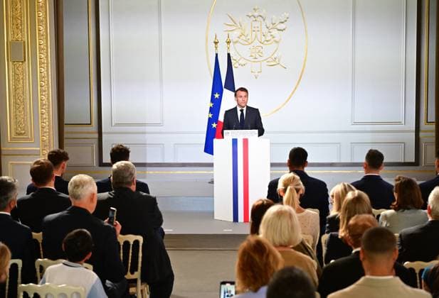 Le président français Emmanuel Macron lors dune cérémonie en lhonneur des membres de léquipe nationale française de volleyball, champions olympiques en titre, à loccasion de la première Journée internationale du volleyball, au palais présidentiel de lÉlysée, à Paris, France, le 7 juillet 2025 Christian Liewig Bestimage French President Emmanuel Macron during a ceremony to honour members of the French National Volleyball team, current Olympic champions, to mark the first International Volleyball Day, at the Elysee Palace, in Paris, France, on July 7th, 2025 Paris France Copyright: xChristianxLiewigx xBestimagexChristianxLiewigx xBestimagex