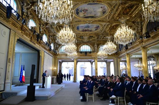Le président français Emmanuel Macron lors dune cérémonie en lhonneur des membres de léquipe nationale française de volleyball, champions olympiques en titre, à loccasion de la première Journée internationale du volleyball, au palais présidentiel de lÉlysée, à Paris, France, le 7 juillet 2025 Christian Liewig Bestimage French President Emmanuel Macron during a ceremony to honour members of the French National Volleyball team, current Olympic champions, to mark the first International Volleyball Day, at the Elysee Palace, in Paris, France, on July 7th, 2025 Paris France Copyright: xChristianxLiewigx xBestimagexChristianxLiewigx xBestimagex