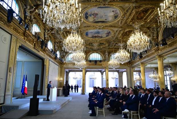 Le président français Emmanuel Macron lors dune cérémonie en lhonneur des membres de léquipe nationale française de volleyball, champions olympiques en titre, à loccasion de la première Journée internationale du volleyball, au palais présidentiel de lÉlysée, à Paris, France, le 7 juillet 2025 Christian Liewig Bestimage French President Emmanuel Macron during a ceremony to honour members of the French National Volleyball team, current Olympic champions, to mark the first International Volleyball Day, at the Elysee Palace, in Paris, France, on July 7th, 2025 Paris France Copyright: xChristianxLiewigx xBestimagexChristianxLiewigx xBestimagex
