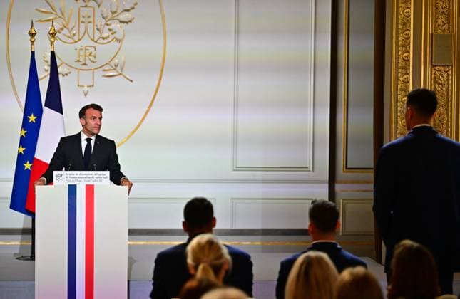 Le président français Emmanuel Macron lors dune cérémonie en lhonneur des membres de léquipe nationale française de volleyball, champions olympiques en titre, à loccasion de la première Journée internationale du volleyball, au palais présidentiel de lÉlysée, à Paris, France, le 7 juillet 2025 Christian Liewig Bestimage French President Emmanuel Macron during a ceremony to honour members of the French National Volleyball team, current Olympic champions, to mark the first International Volleyball Day, at the Elysee Palace, in Paris, France, on July 7th, 2025 Paris France Copyright: xChristianxLiewigx xBestimagexChristianxLiewigx xBestimagex