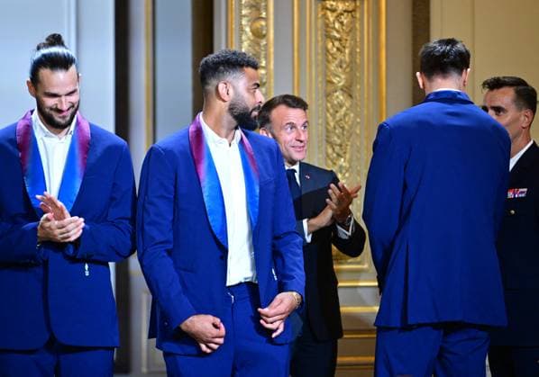 Le président français Emmanuel Macron lors dune cérémonie en lhonneur des membres de léquipe nationale française de volleyball, champions olympiques en titre, à loccasion de la première Journée internationale du volleyball, au palais présidentiel de lÉlysée, à Paris, France, le 7 juillet 2025 Christian Liewig Bestimage French President Emmanuel Macron during a ceremony to honour members of the French National Volleyball team, current Olympic champions, to mark the first International Volleyball Day, at the Elysee Palace, in Paris, France, on July 7th, 2025 Paris France Copyright: xChristianxLiewigx xBestimagexChristianxLiewigx xBestimagex