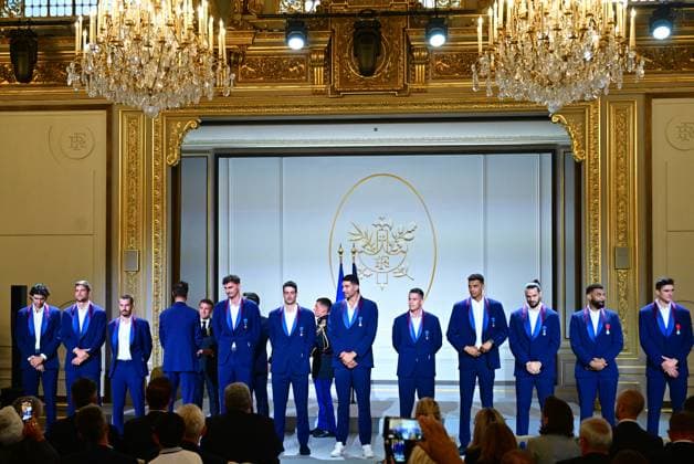 Le président français Emmanuel Macron lors dune cérémonie en lhonneur des membres de léquipe nationale française de volleyball, champions olympiques en titre, à loccasion de la première Journée internationale du volleyball, au palais présidentiel de lÉlysée, à Paris, France, le 7 juillet 2025 Christian Liewig Bestimage French President Emmanuel Macron during a ceremony to honour members of the French National Volleyball team, current Olympic champions, to mark the first International Volleyball Day, at the Elysee Palace, in Paris, France, on July 7th, 2025 Paris France Copyright: xChristianxLiewigx xBestimagexChristianxLiewigx xBestimagex
