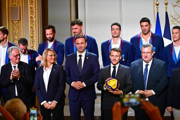 Le président français Emmanuel Macron lors dune cérémonie en lhonneur des membres de léquipe nationale française de volleyball, champions olympiques en titre, à loccasion de la première Journée internationale du volleyball, au palais présidentiel de lÉlysée, à Paris, France, le 7 juillet 2025 Christian Liewig Bestimage French President Emmanuel Macron during a ceremony to honour members of the French National Volleyball team, current Olympic champions, to mark the first International Volleyball Day, at the Elysee Palace, in Paris, France, on July 7th, 2025 Paris France Copyright: xChristianxLiewigx xBestimagexChristianxLiewigx xBestimagex