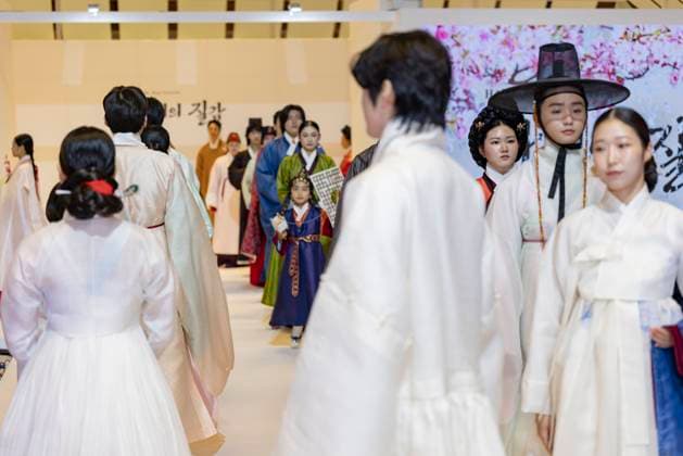 Visitors Attend 2025 Hanbok Expo At COEX In Seoul Actor Jung Il-woo and singer-actress Kwon Yu-ri attend the opening fashion show of the 2025 Hanbok Expo at COEX Hall D in Samseong-dong, Gangnam District, Seoul, South Korea, on August 7, 2025. Directed by art director Shim Yeon-ok, the show, titled Hanbok, Four Seasons, Texture of the Seasons, draws strong interest from attendees. Hosted by the Ministry of Culture, Sports and Tourism and organized by the Korea Craft & Design Foundation, the annual Hanbok Expo marks its eighth edition and is the only trade show in South Korea dedicated exclusively to hanbok. This year s event features 150 participating companies from both Korea and abroad and runs through August 10. Seoul Seoul South Ko Copyright: xChrisxJungx originalFilename: jung-visitors250807_np11k.jpg