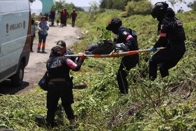 Human remains found during a search operation for missing persons in Mexico STATE OF MEXICO, MEXICO - AUGUST 26: Human remains inside bags are carried by police officers during a search operation, at the Sierra de Guadalupe, in the State of Mexico, Mexico on August 26, 2025. Human remains were found in the mountainous area of Sierra de Guadalupe during a search operation carried out by relatives of missing persons, members of the National Guard, collectives and members of the Investigation Police, among others. The number of people reported as disappeared continues to rise in the country, now exceeding 130,000 Daniel Cardenas Anadolu State of Mexico Mexico. Editorial use only. Please get in touch for any other usage. Copyright: x2025xAnadoluxDanielxCardenasx