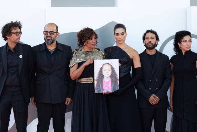 Filmfestspiele in Venedig, die Highlights 82. Internationalen Filmfestspiele von Venedig Venedig, Italien - 3. September 2025: Nadim Cheikhrouha, Amer Hlehel, Kaouther Ben Hania, Saja Kilani, Motaz Malhees, Clara Khoury, mit einem Bildnis des fünfjährigen palästinensischen Mädchens Hind Rajab, welches von der israelischen Armee im Januar 2024 im Gazastreifen getötet wurde, während des Roten Teppichs von - The Voice Of Hind Rajab - während der 82. Internationalen Filmfestspiele von Venedig.