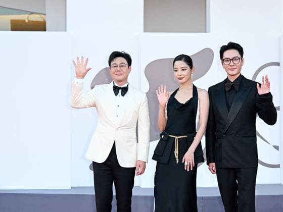 Venice, ITALY: Venice, 82nd Venice International Film Festival 2025 - Evening 10. Red carpet of the film Ri Gua Zhong Tian (The Sun Rises On Us All) - Pictured: Feng Shaofeng, Xin Zhilei and Zhang Songwen Venice ITALY - ZUMAp169 20250905_zea_p169_1880 Copyright: xSimonexComix
