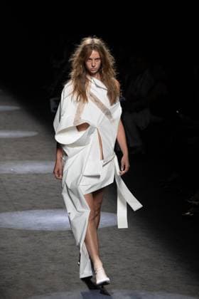 Angel Schlessers fashion show at MBFW Madrid A model during Angel Schlessers fashion show, at the 82nd edition of Mercedes Benz Fashion Week Madrid, at Ifema in Madrid, on September 20, 2025, in Madrid Spain This years edition is held from September 17 to 21 and commemorates the 40th anniversary of the catwalk The SS25 collection, Antonte, which means the day before yesterday in Galician, paid tribute to the designers roots, using natural linen as a common thread and divided into three stages from classic purity, through garments with plastic and architectural interventions, to sculptural pieces with hand finishes, embroidery and draping 20 SEPTEMBER 2025 FASHION SHOW MODEL MBFW FASHION WEEK MADRID Madrid Madrid Spain Copyright: xRicardoxRubiox 6970799
