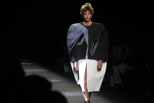 Angel Schlessers fashion show at MBFW Madrid A model during Angel Schlessers fashion show, at the 82nd edition of Mercedes Benz Fashion Week Madrid, at Ifema in Madrid, on September 20, 2025, in Madrid Spain This years edition is held from September 17 to 21 and commemorates the 40th anniversary of the catwalk The SS25 collection, Antonte, which means the day before yesterday in Galician, paid tribute to the designers roots, using natural linen as a common thread and divided into three stages from classic purity, through garments with plastic and architectural interventions, to sculptural pieces with hand finishes, embroidery and draping 20 SEPTEMBER 2025 FASHION SHOW MODEL MBFW FASHION WEEK MADRID Madrid Madrid Spain Copyright: xRicardoxRubiox 6970809