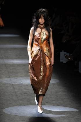 Angel Schlessers fashion show at MBFW Madrid A model during Angel Schlessers fashion show, at the 82nd edition of Mercedes Benz Fashion Week Madrid, at Ifema in Madrid, on September 20, 2025, in Madrid Spain This years edition is held from September 17 to 21 and commemorates the 40th anniversary of the catwalk The SS25 collection, Antonte, which means the day before yesterday in Galician, paid tribute to the designers roots, using natural linen as a common thread and divided into three stages from classic purity, through garments with plastic and architectural interventions, to sculptural pieces with hand finishes, embroidery and draping 20 SEPTEMBER 2025 FASHION SHOW MODEL MBFW FASHION WEEK MADRID Madrid Madrid Spain Copyright: xRicardoxRubiox 6970810