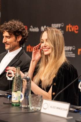 73rd San Sebastian International Film Festival SAN SEBASTIAN, SPAIN - SEPTEMBER 21: Co-producer and actress Angelina Jolie (R),director Alice Winocour (not seen), actress Garance Marillier (not seen), actor Louis Garrel (L), actress Anyier Anei (not seen), and actress Ella Rumpf (not seen), pose on the red carpet before the screening of the film The Couture in the official section of the 73rd San Sebastian International Film Festival at Kursaal Palace in San Sebastian, Spain, on September 21, 2025. Javi Julio Anadolu Sebastian Spain. Editorial use only. Please get in touch for any other usage. Copyright: x2025xAnadoluxJavixJuliox