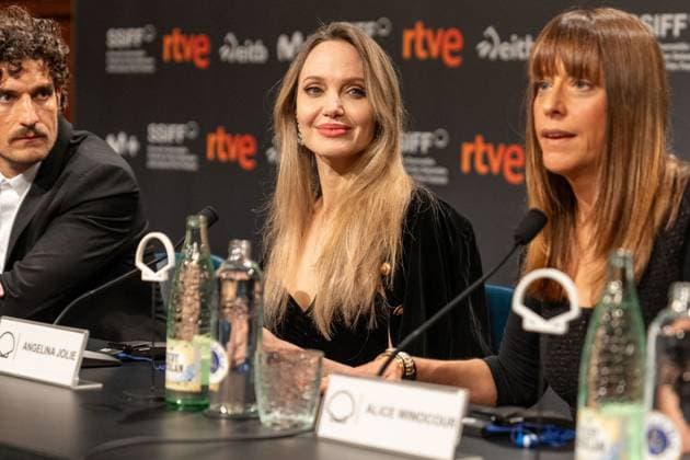 73rd San Sebastian International Film Festival SAN SEBASTIAN, SPAIN - SEPTEMBER 21: Co-producer and actress Angelina Jolie,director Alice Winocour (not seen), actress Garance Marillier (not seen), actor Louis Garrel (not seen), actress Anyier Anei (not seen), and actress Ella Rumpf (not seen), pose on the red carpet before the screening of the film The Couture in the official section of the 73rd San Sebastian International Film Festival at Kursaal Palace in San Sebastian, Spain, on September 21, 2025. Javi Julio Anadolu Sebastian Spain. Editorial use only. Please get in touch for any other usage. Copyright: x2025xAnadoluxJavixJuliox