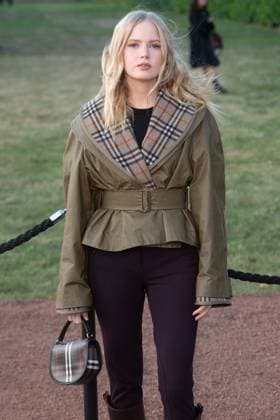 Burberry SS26 Runway Show Arrivals - Kensington Palace Gardens, London, UK Ellie Bamber arrives for Burberry s SS26 Runway Show during London Fashion Week at Kensington Palace Gardens, London, England, UK on Monday 22 September, 2025., Credit:Justin Ng Avalon UK, England, London, Kensington Palace Gardens Copyright: xJustinxNgx xAvalonx 1039467643