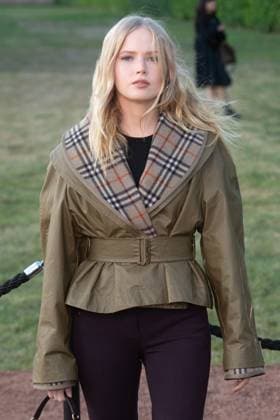 Burberry SS26 Runway Show Arrivals - Kensington Palace Gardens, London, UK Ellie Bamber arrives for Burberry s SS26 Runway Show during London Fashion Week at Kensington Palace Gardens, London, England, UK on Monday 22 September, 2025., Credit:Justin Ng Avalon UK, England, London, Kensington Palace Gardens Copyright: xJustinxNgx xAvalonx 1039467648