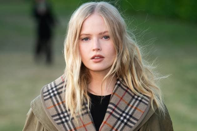 Burberry SS26 Runway Show Arrivals - Kensington Palace Gardens, London, UK Ellie Bamber arrives for Burberry s SS26 Runway Show during London Fashion Week at Kensington Palace Gardens, London, England, UK on Monday 22 September, 2025., Credit:Justin Ng Avalon UK, England, London, Kensington Palace Gardens Copyright: xJustinxNgx xAvalonx 1039467653