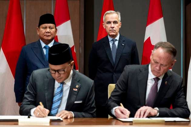 September 24, 2025, Ottawa, On, Canada: President of Indonesia Prabowo Subianto, back-left, and Prime Minister Mark Carney, back-centre, look on as Indonesia Minister of Investment and Head of Investment Coordinating Board Rosan Perkasa Roeslani, front-left, and Minister of National Defence David McGuinty take part in a signing ceremony during a working visit on Parliament Hill in Ottawa, on Wednesday, Sept. 24, 2025. Ottawa Canada - ZUMAc35_ 20250924_zaf_c35_148 Copyright: xSpencerxColbyx